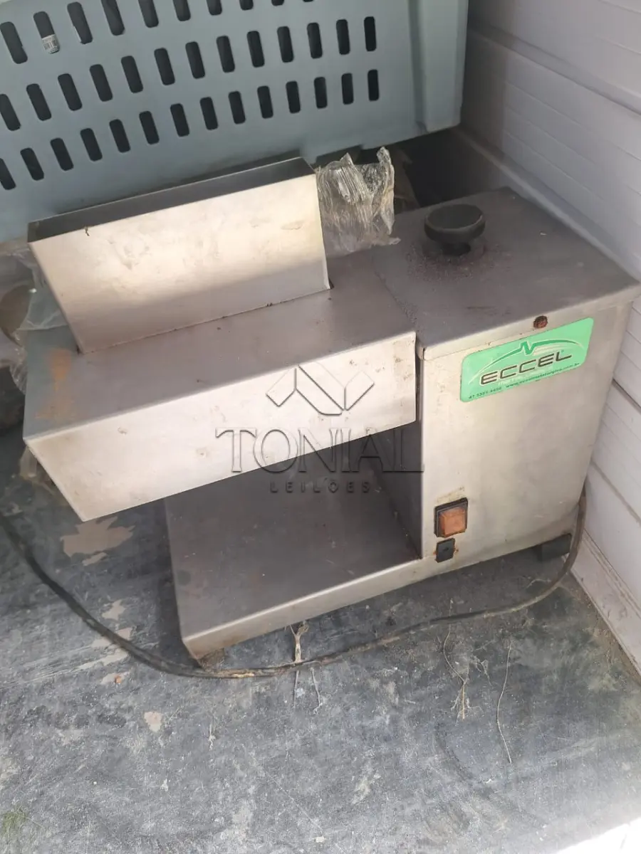 LOTE 000 - BENS MÓVEIS - REFRIGERADORES, EXPOSITORES ETC