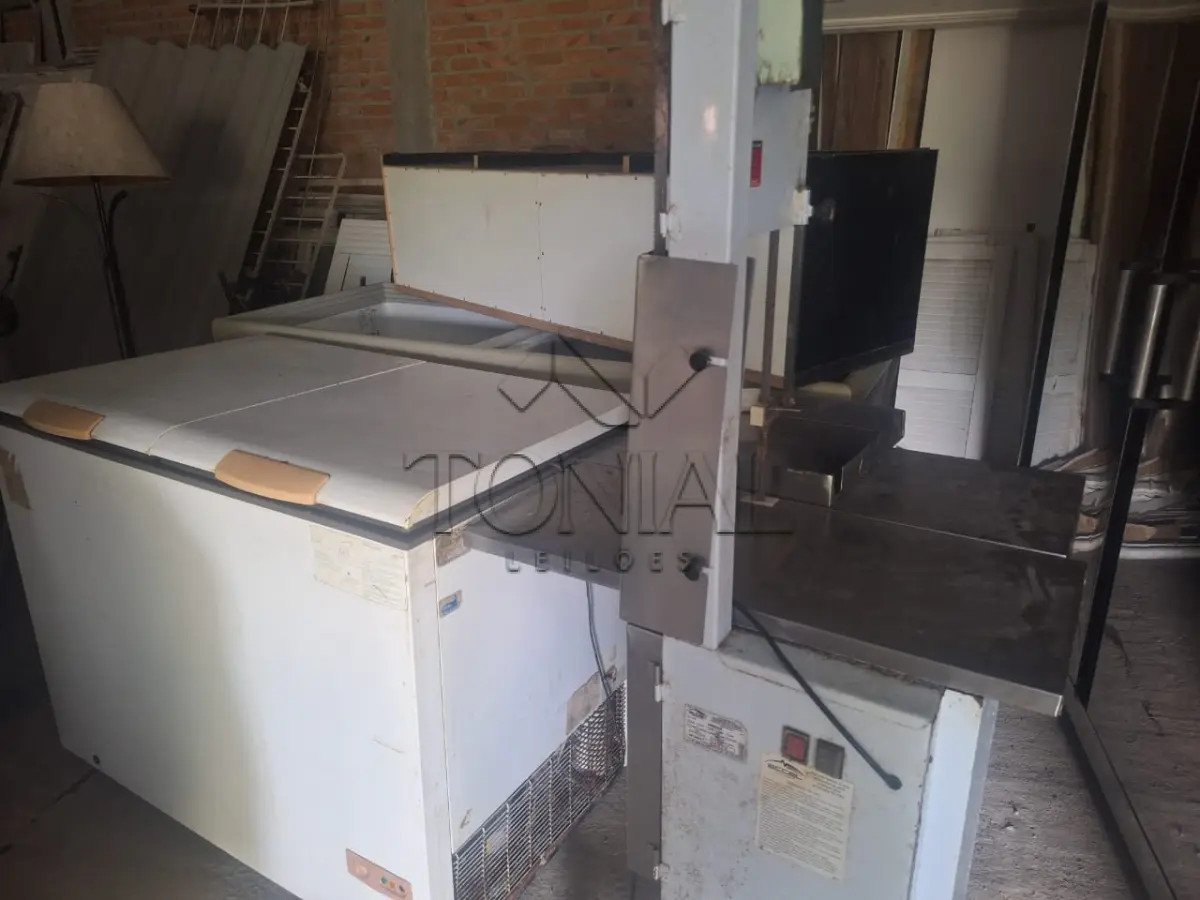 LOTE 000 - BENS MÓVEIS - REFRIGERADORES, EXPOSITORES ETC