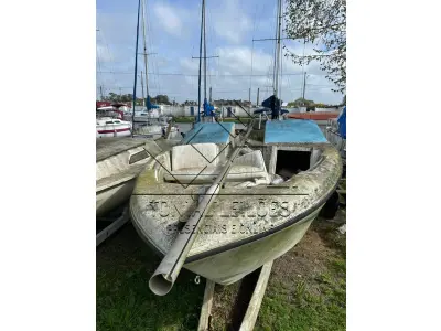 LOTE 000 - LANCHA YAVEH